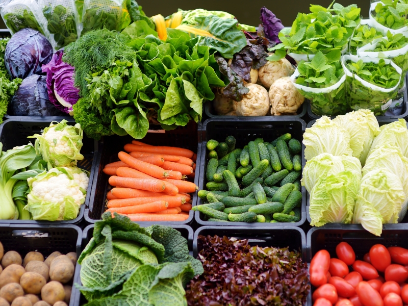 Ăn nhiều rau xanh hữu cơ trong các bữa ăn