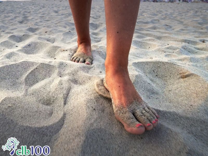 Đi bộ chân trần và tắm nắng