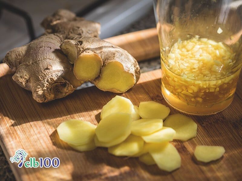 Sử dụng trợ phương ngoại khoa là đắp cao khoai sọ và áp nước gừng