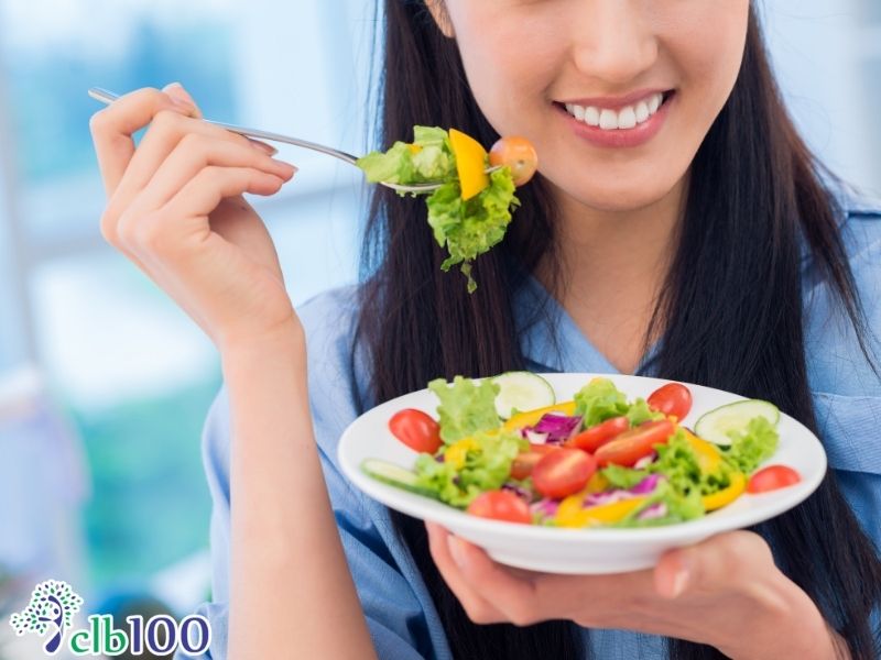 Nên ăn chậm, nhai kỹ và ăn trong tỉnh thức không còn ăn vì thói quen