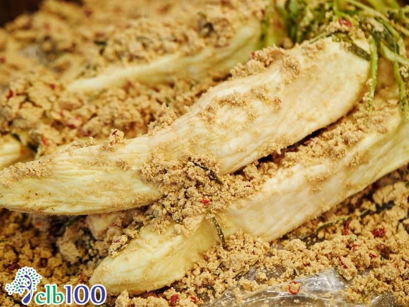 Chuẩn bị nguyên liệu để làm dưa muối cám gạo