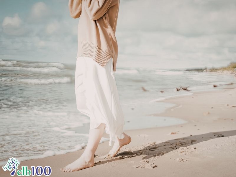 Thực hành đi bộ chân trần trên cát