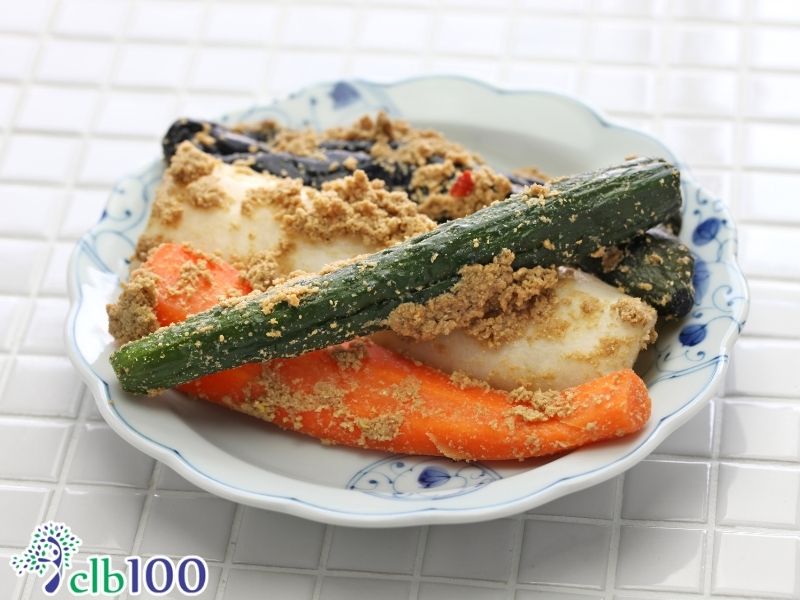 Giai đoạn 1 là trộn cám nền theo tỷ lệ hướng dẫn trên