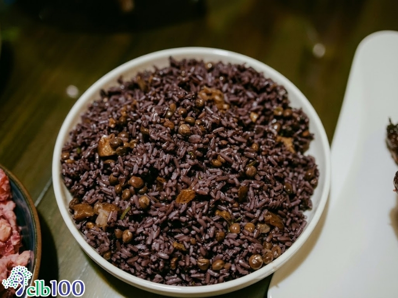 Kết hợp các nguyên liệu để bữa cơm gạo lứt dễ ăn hơn