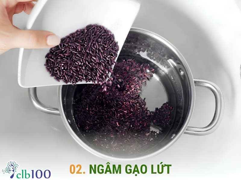 Ngâm gạo lứt trước khi nấu