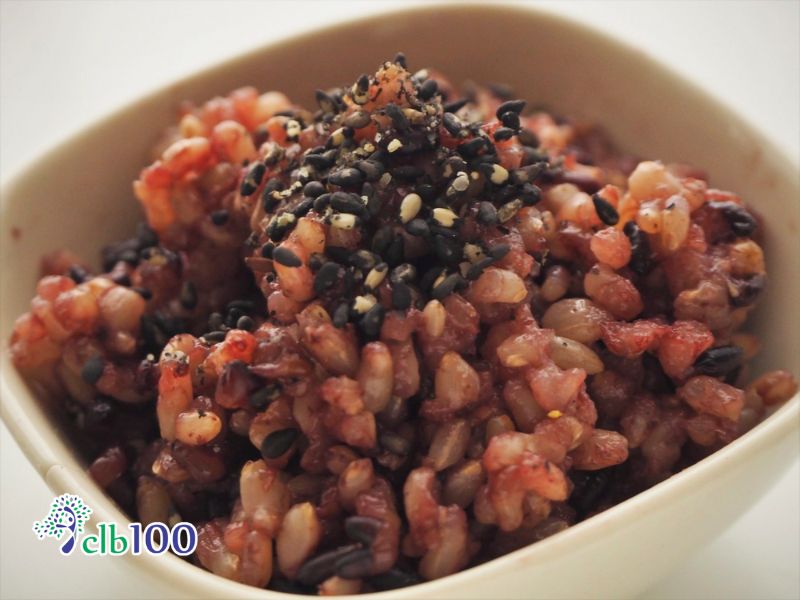 Nên ăn thực phẩm giàu dưỡng chất thực sự, thay vì tiêu thụ thực phẩm giàu calo nhưng nghèo dinh dưỡng