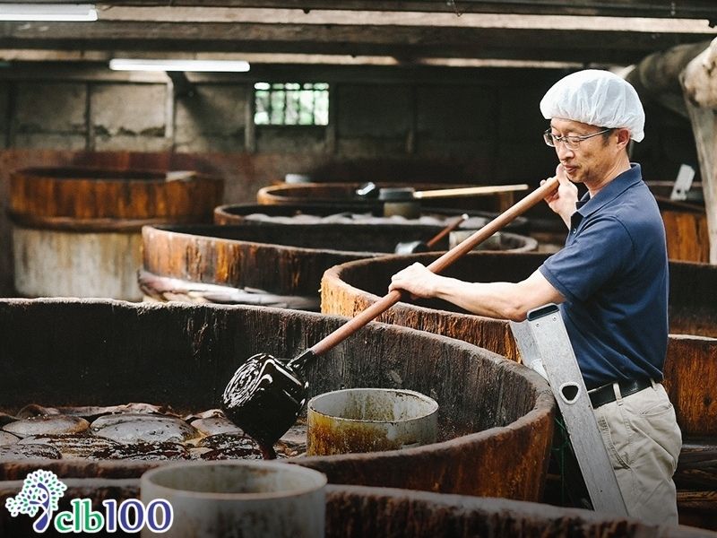 Kỹ thuật ủ nước tương truyền thống trong thùng gỗ tuyết tùng