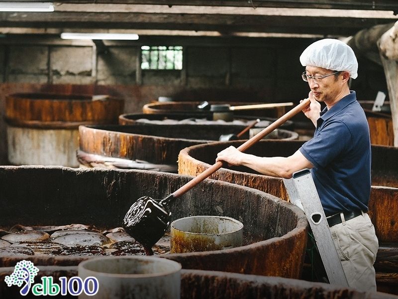 Phương pháp lên men bằng kỹ thuật múc nước tương tưới lên thùng gỗ